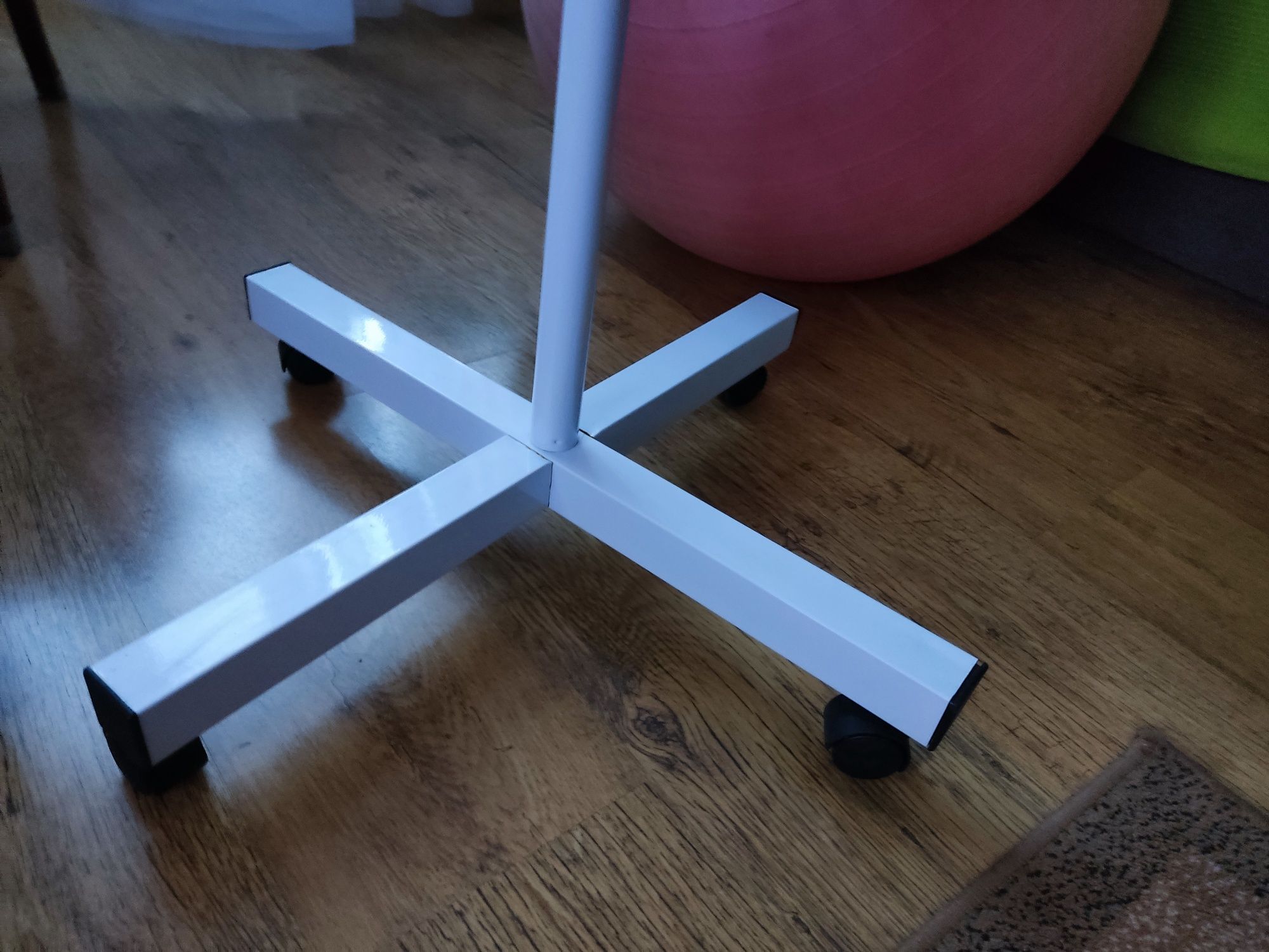 Stojak do lampy lupy na kółkach