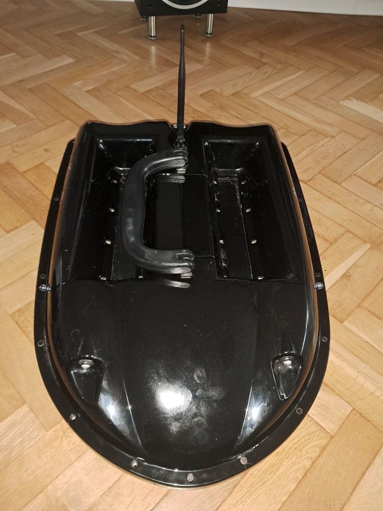 Łódka zanętowa echosonda