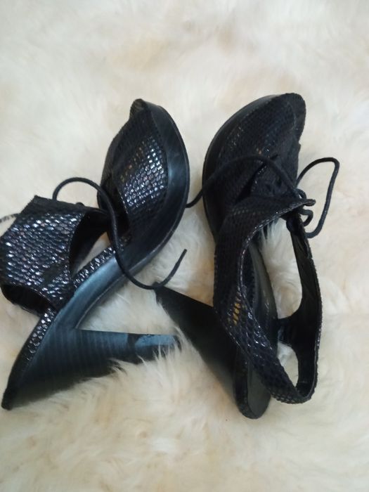 Czarne wiązane szpilki na platformie