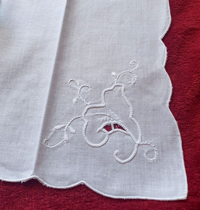 Doze guardanapos brancos de algodão bordados à mão