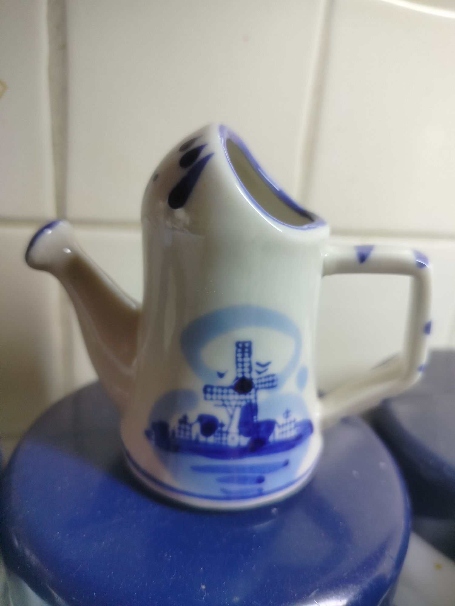 Porcelana holenderska konewka wazonik