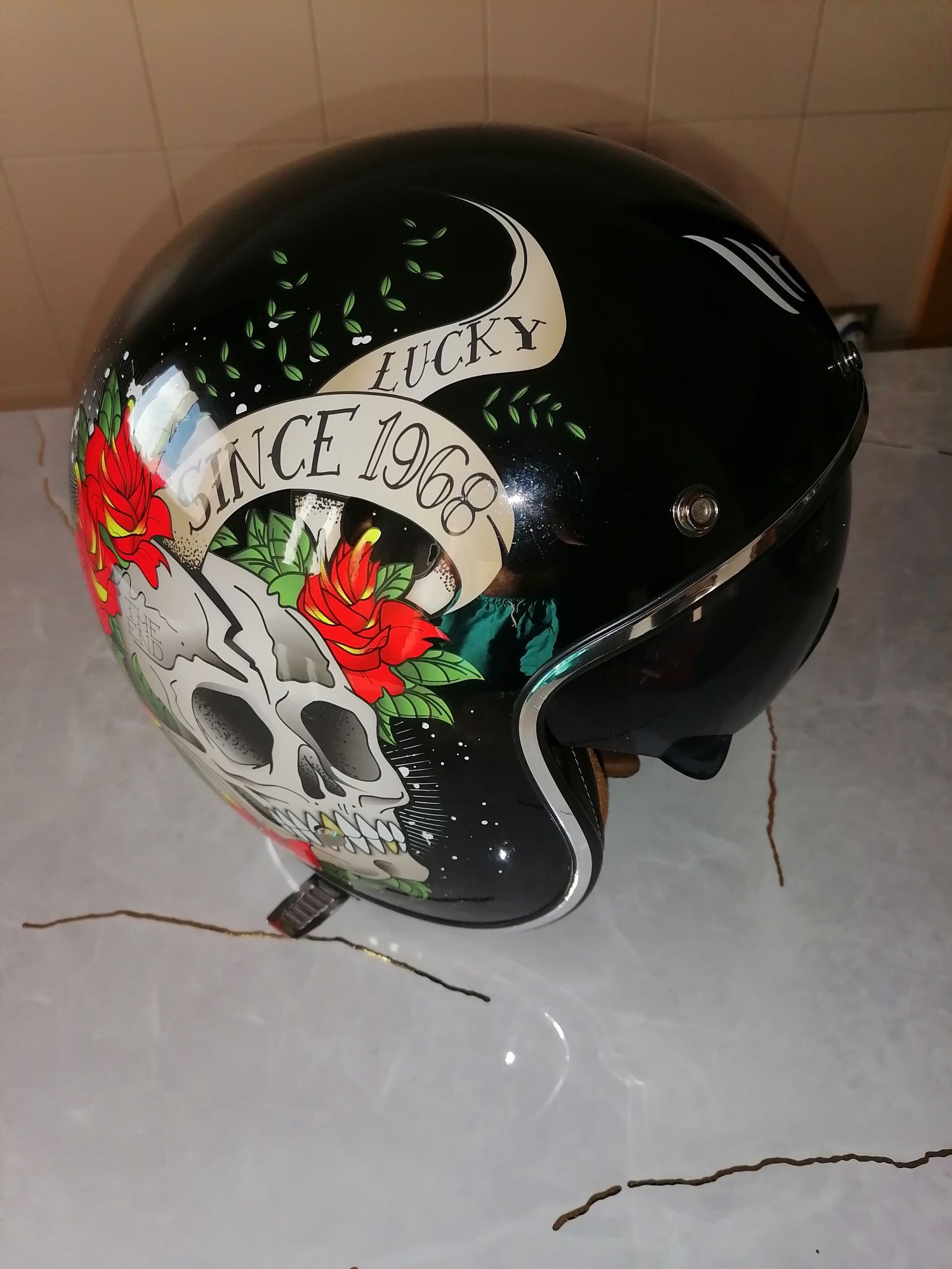 Capacete MT modelo Skull and Roses