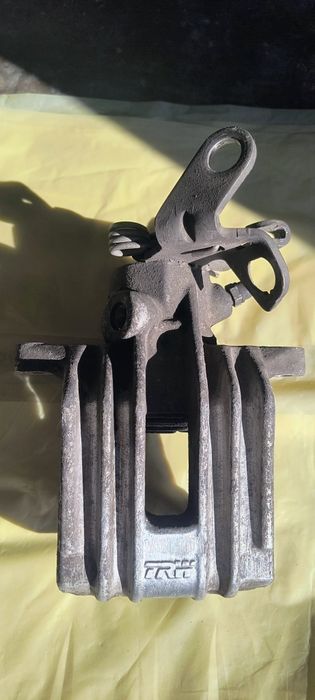 Zacisk hamulcowy prawy TRW do Audi A3 model 8p