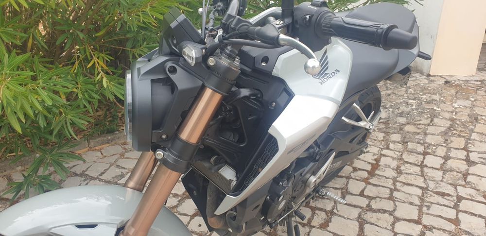 Honda CB125R (15cv) de 2021, em bom estado.