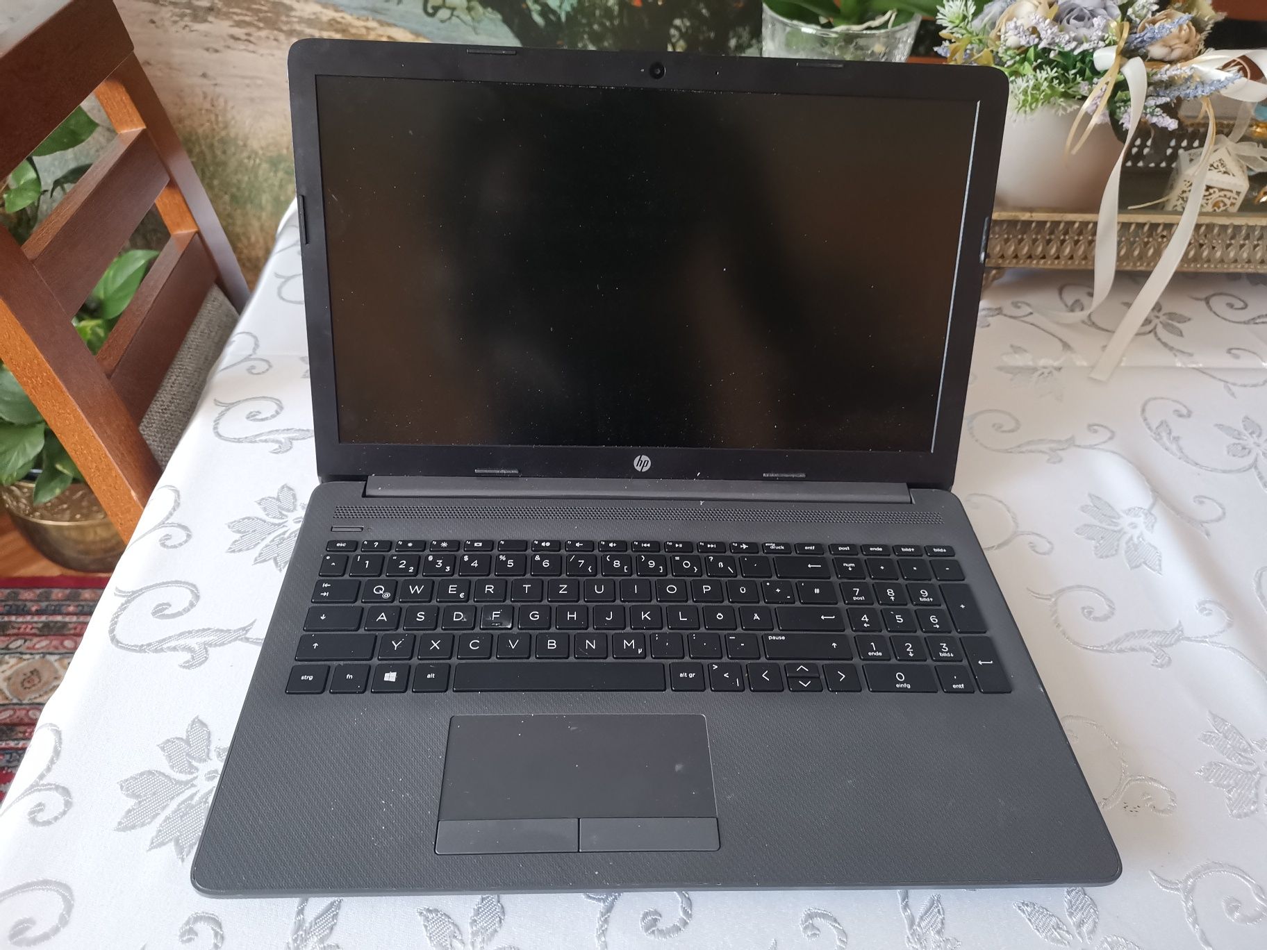 Laptop HP bez Systemu.