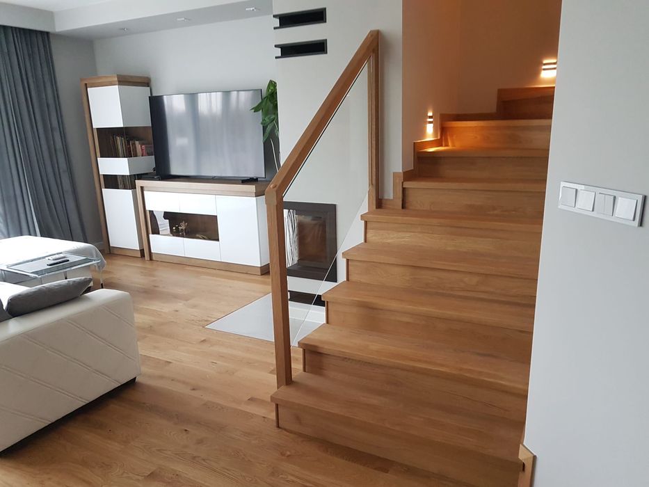 Stopnie dębowe z balustradą szklaną