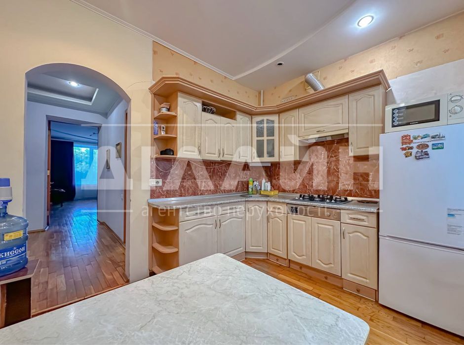 Краща локація! 2х кімн. Сталінка у Центрі міста!