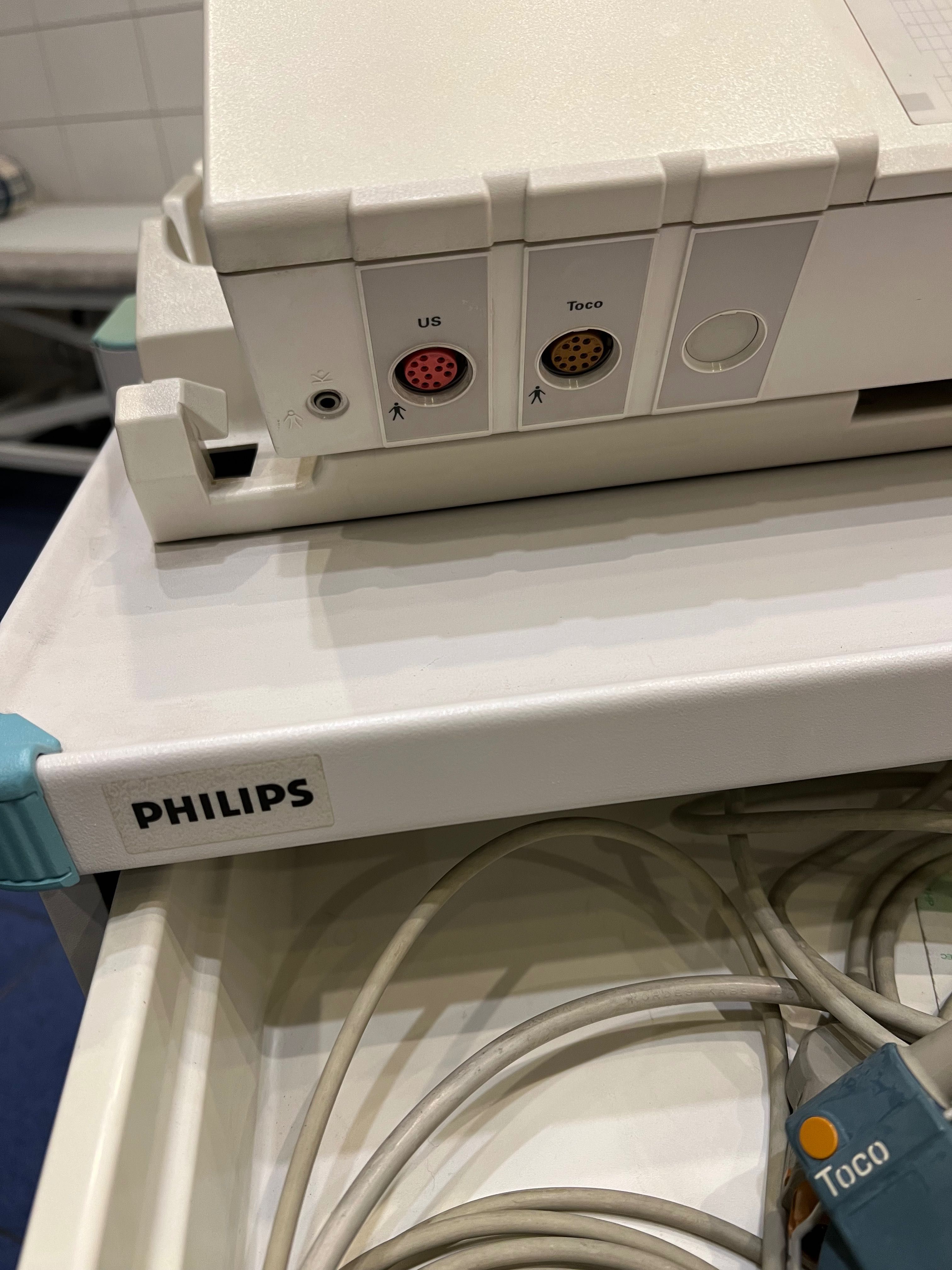 Kardiotokograf Philips na mobilnym wózku także Philipsa z szufladami