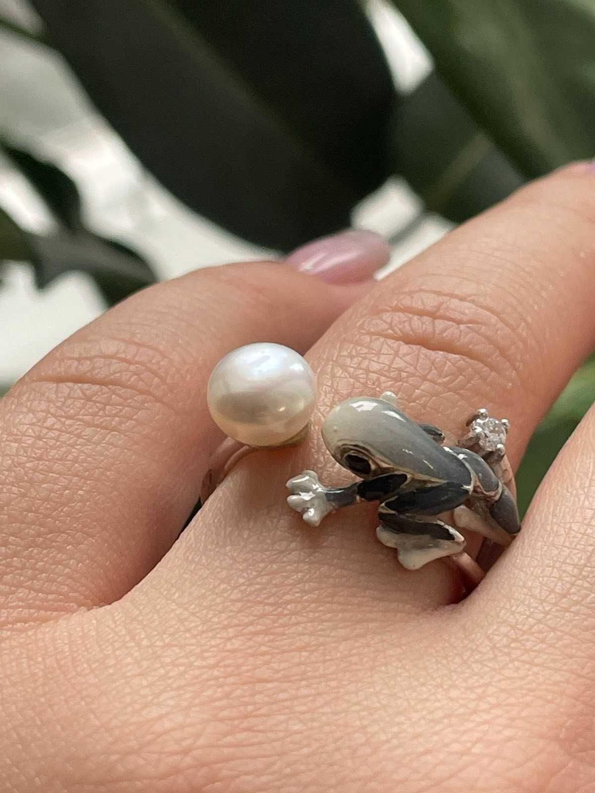 Серебряное кольцо-лягушка с эмалью и жемчугом. Размер фри сайз