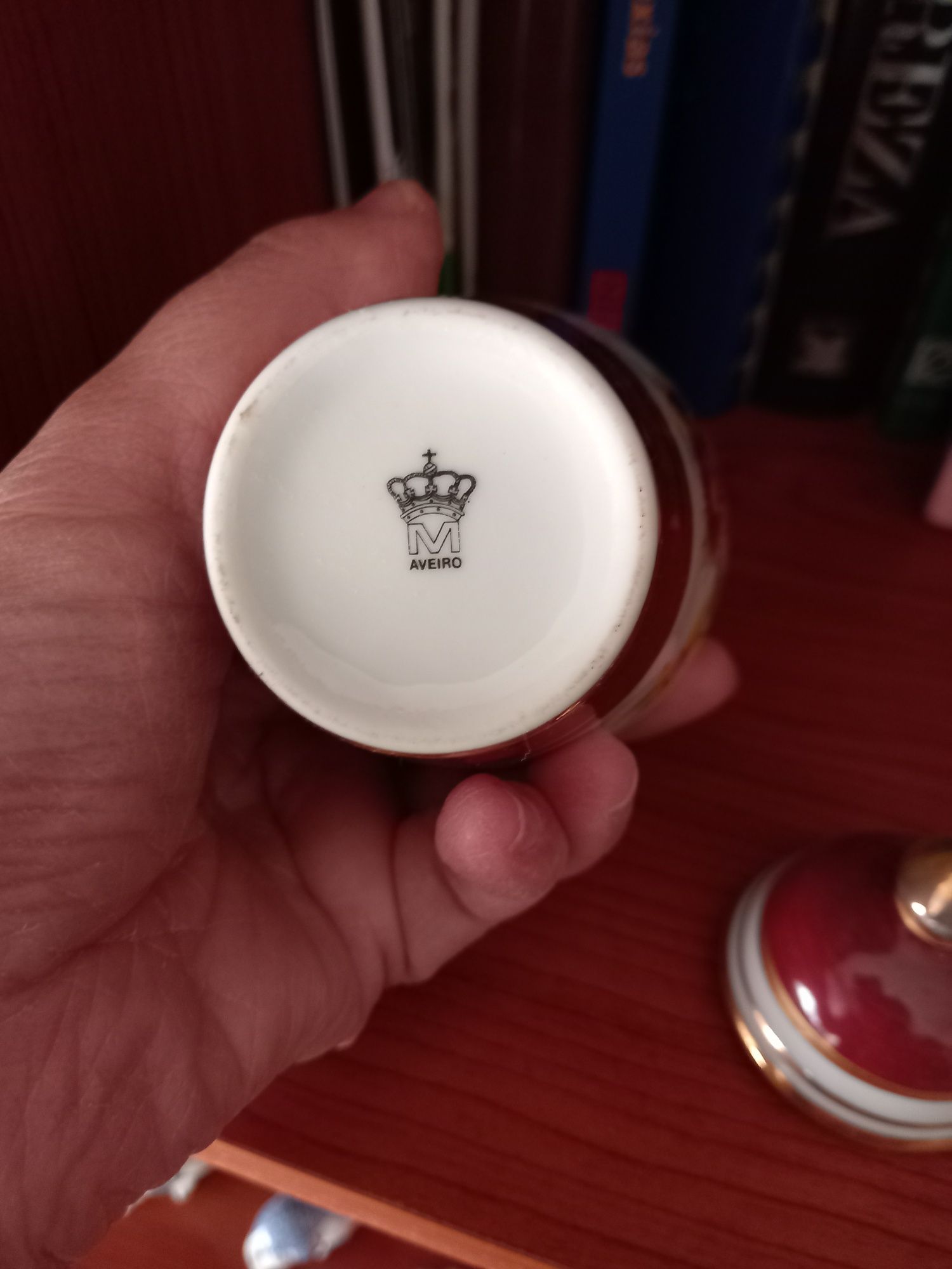 Pote pequeno em porcelana