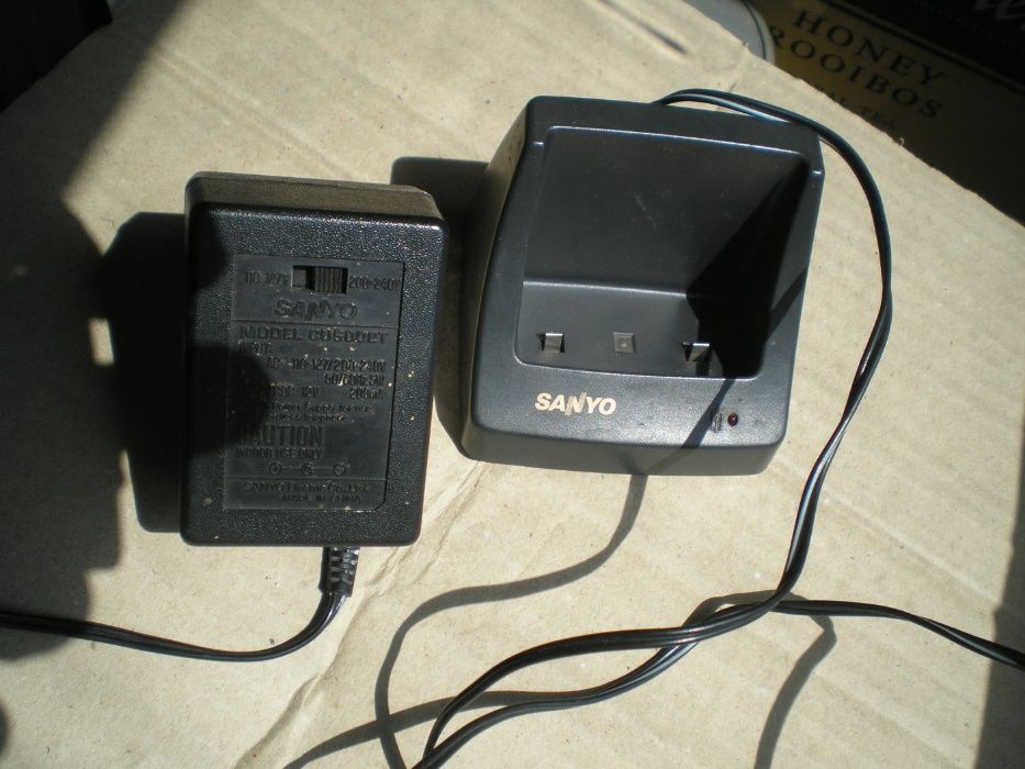 Зарядное устройство для радиотелефона Sanyo с адаптером