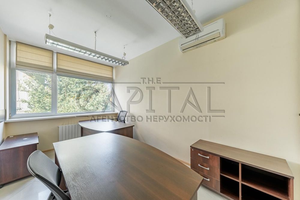 Оренда офісу 275 м² у центрі Києва, є меблі, декілька виходів, укриття