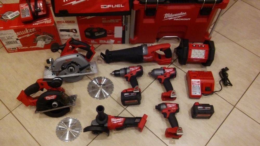 Акумуляторна дрелька/шуруповерт Milwaukee M18 2606-20