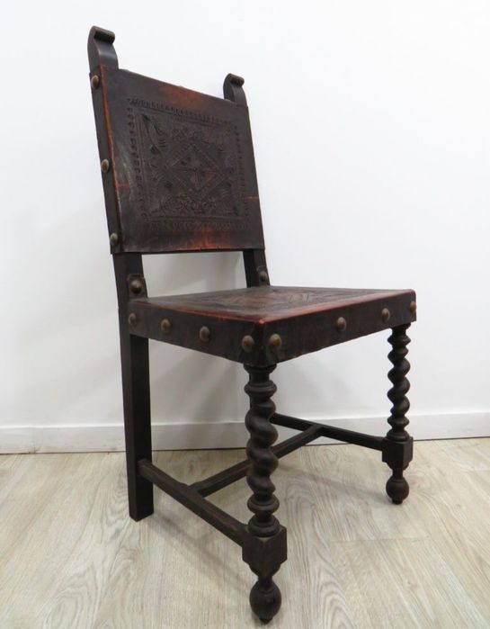 Cadeira com assento e costas em couro.