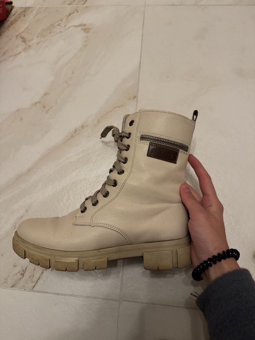 Жіноче зимове взуття. Rieker