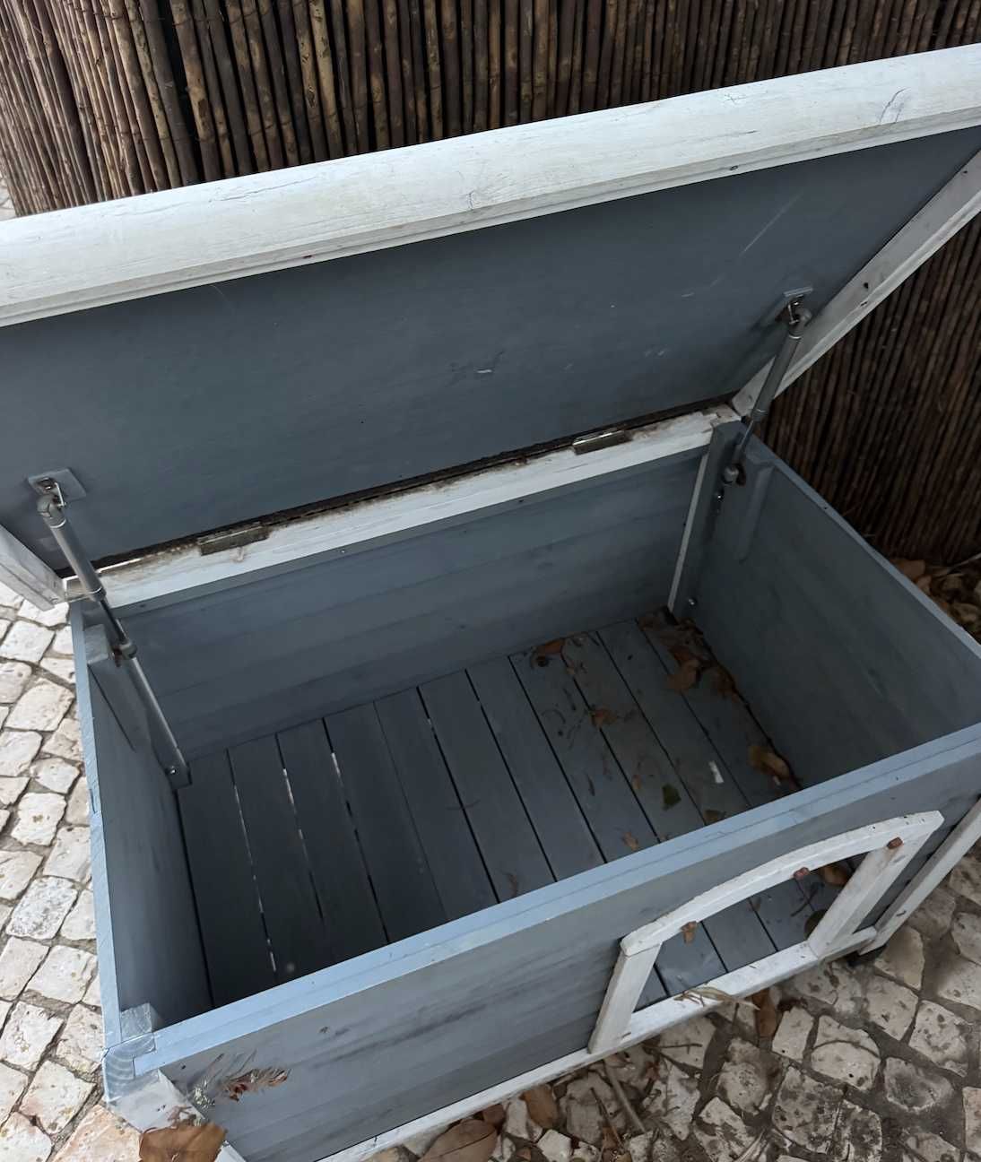 outdoor dog/cat house (casa para cães/gatos ao ar livre)