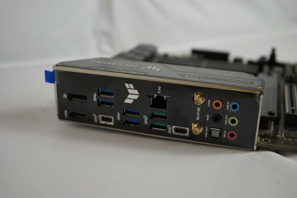 Материнська плата ASUS TUF GAMING Z790-PLUS WIFI DDR5 LGA1700