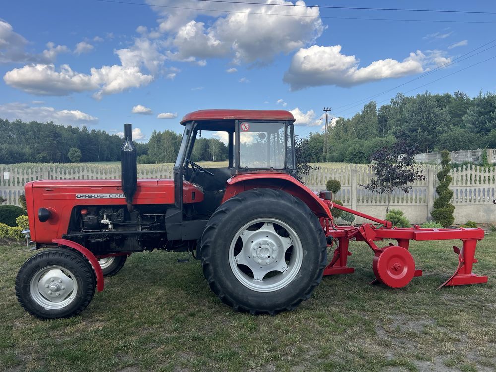 Ciągnik URSUS C-360 / pług 3 skibowy.