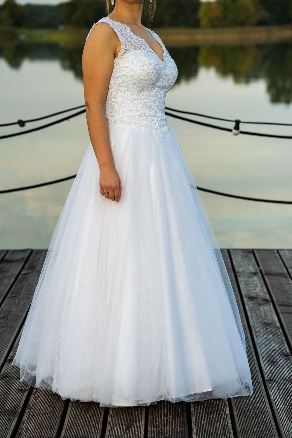 Piękna suknia ślubna na standardową sylwetkę