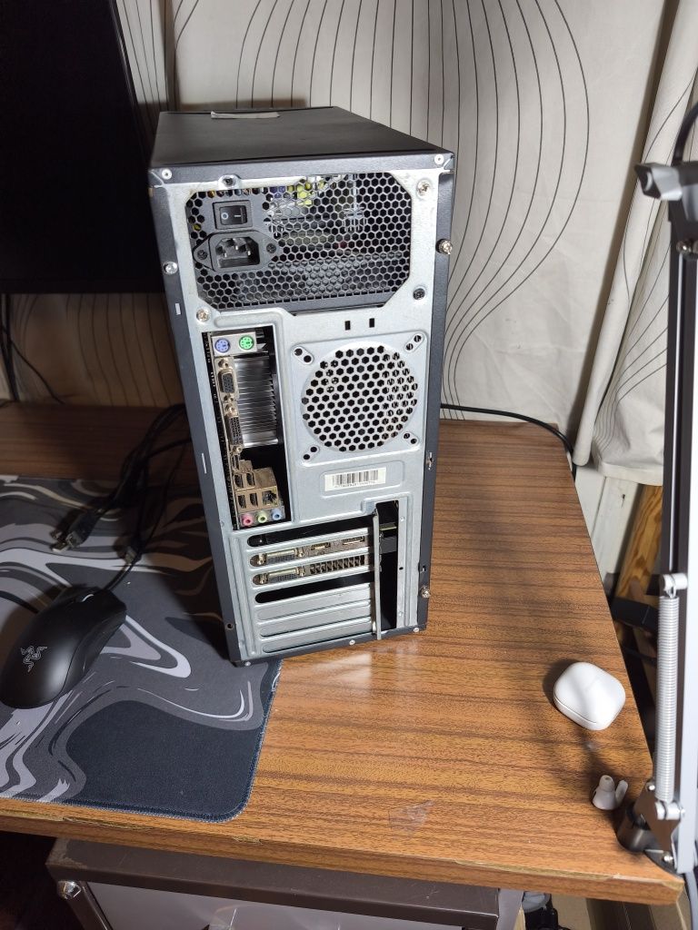 PC gamer Xeon 1220 com R9 380