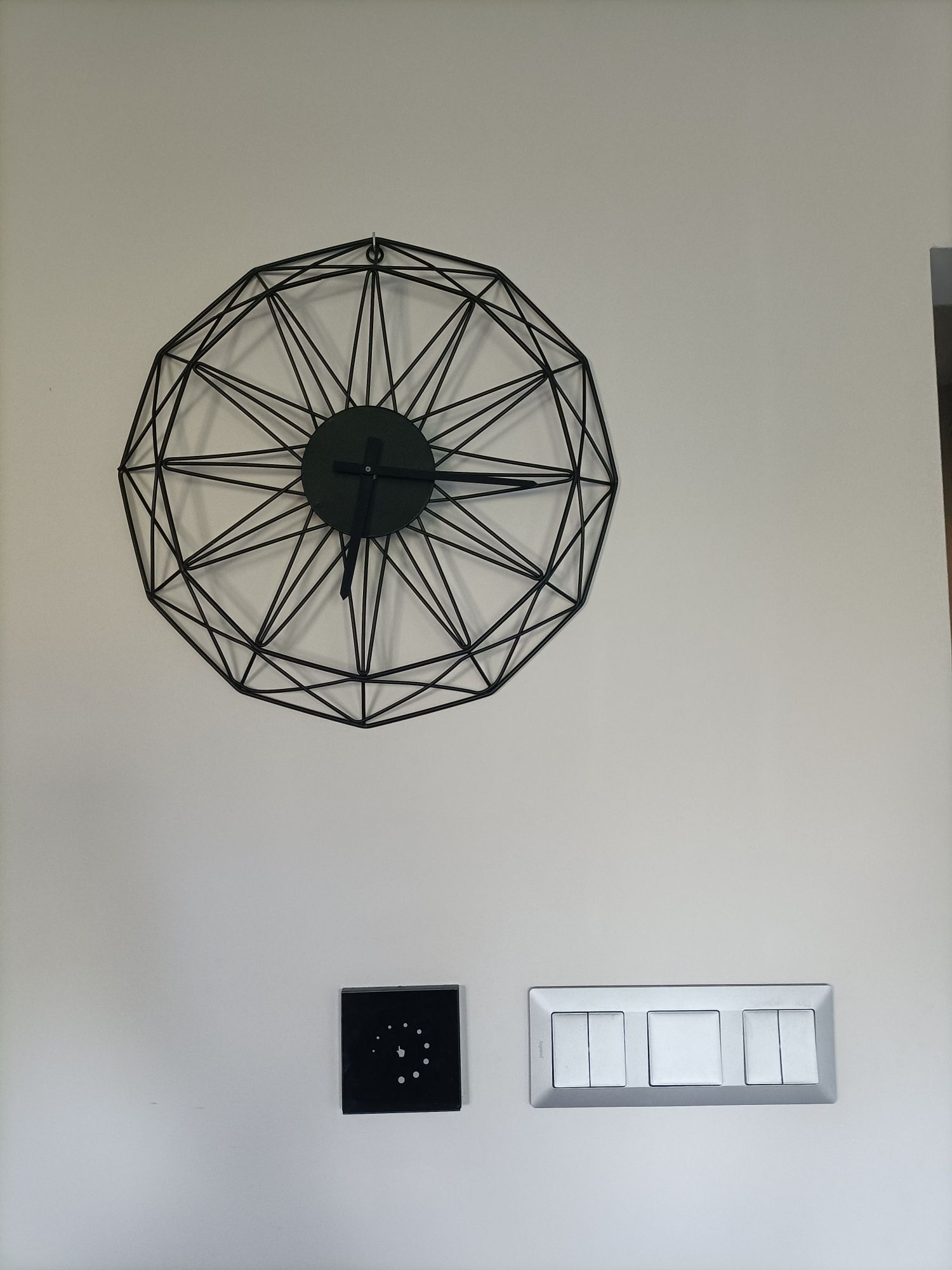 Czarny, stylowy zegar ścienny 40 cm