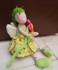 Bonequinha anjo em tecido com flor decorativa