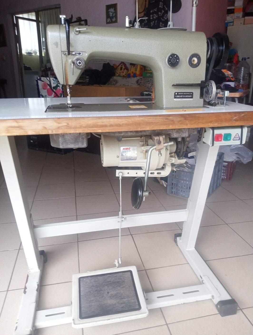 Duas Máquina de costura uma industrial