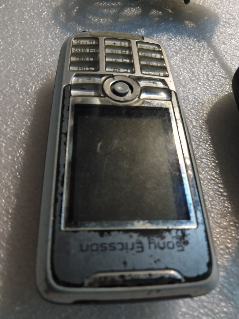 Telefon Sony Ericsson i ładowarka oldscull