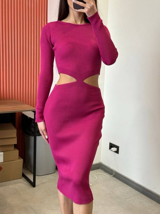 Сукня з акцентними вирізами на талії