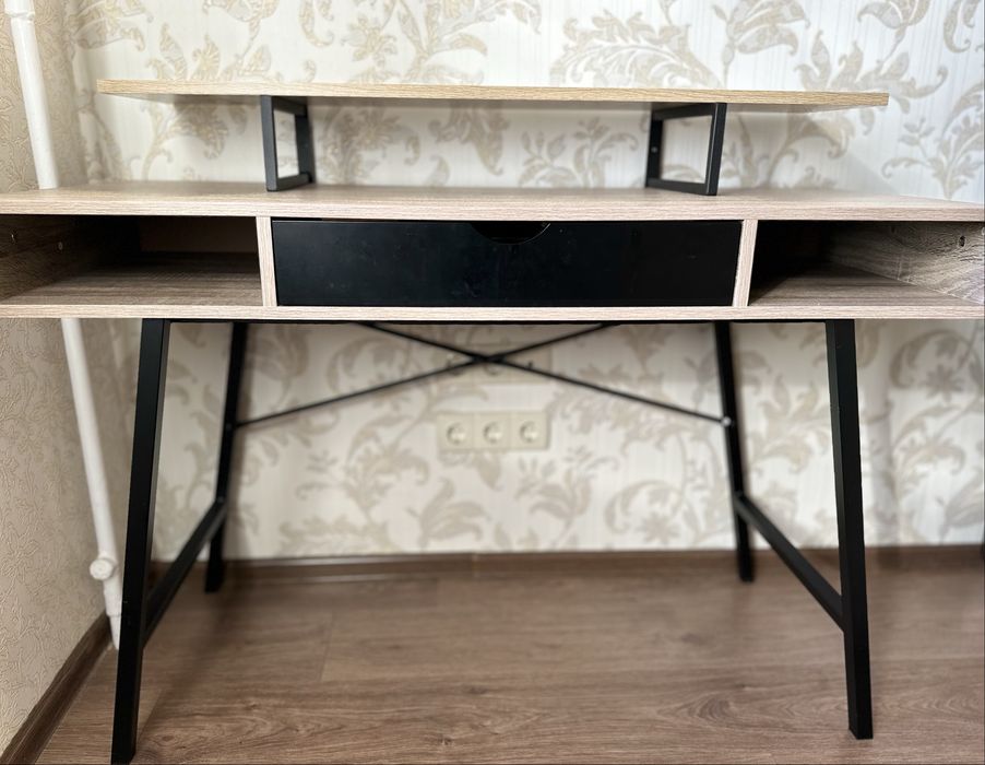 Комплект в стилі лофт: стіл та навісна полка