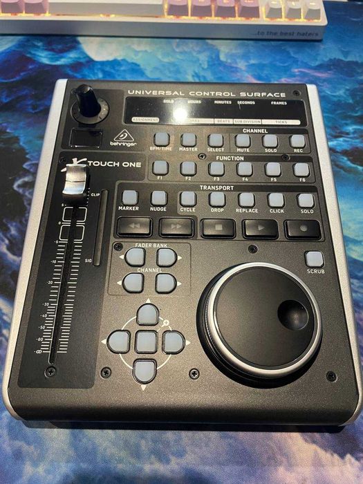 MIDI контролер Behringer X-TOUCH ONE