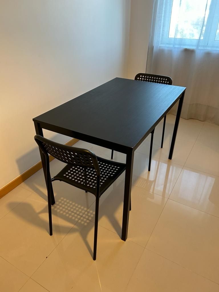 Mesa + 2 Cadeiras
