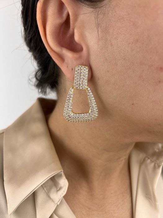 Brinco Glamour Cristalizado: O Brilho que Você Merece