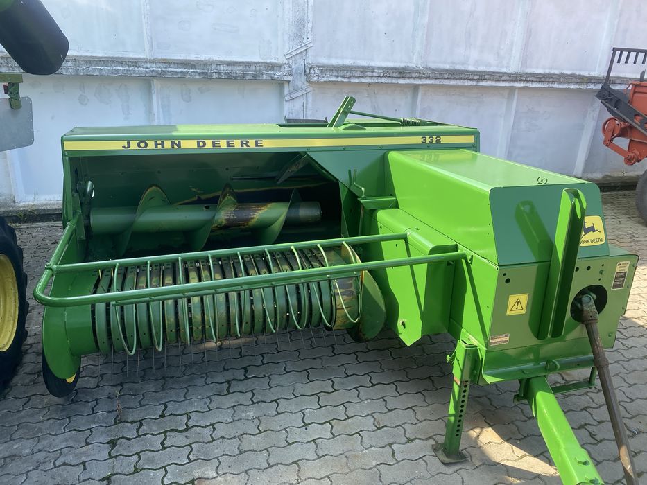 прес підбирач John Deere 332