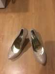sapatos dourados novos