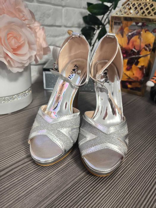 Buty srebrne na obcasie