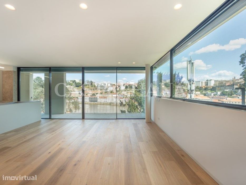 Apartamento T2, vista frontal de rio e varanda, em Vila Nova de Gaia.