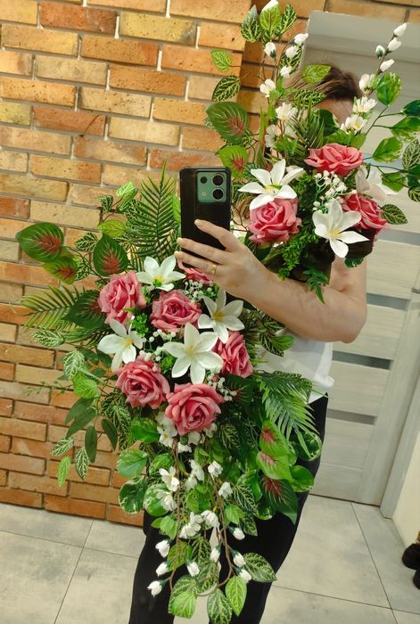 Kompozycja nagrobna kwiaty na grób pomnik