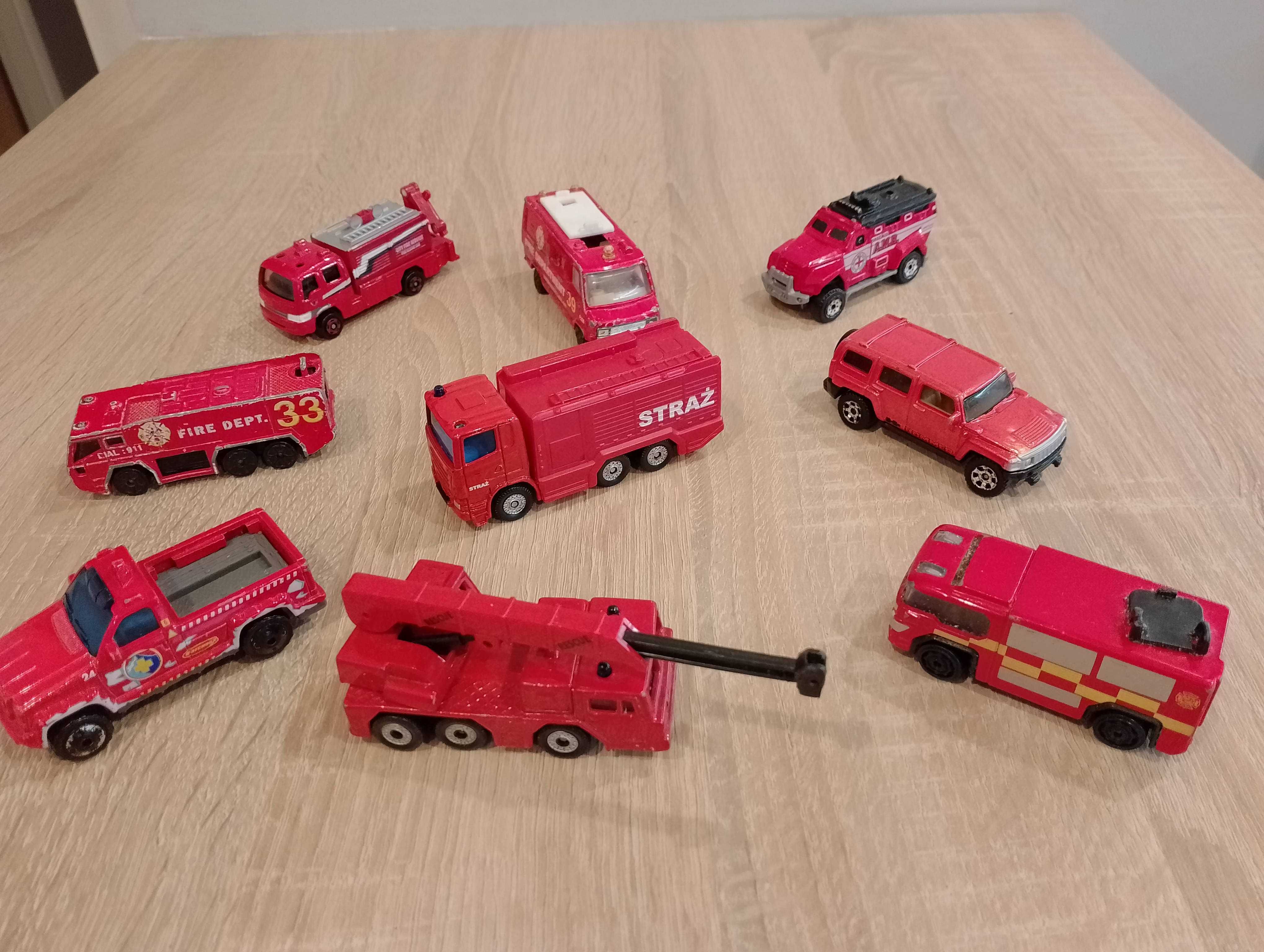Kolekcja 9 wozów strażackich dla dzieci.