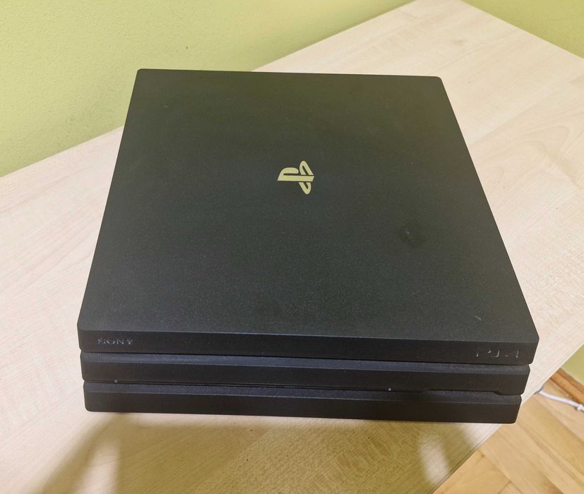 PS4 PRO 1tb z 2 padami