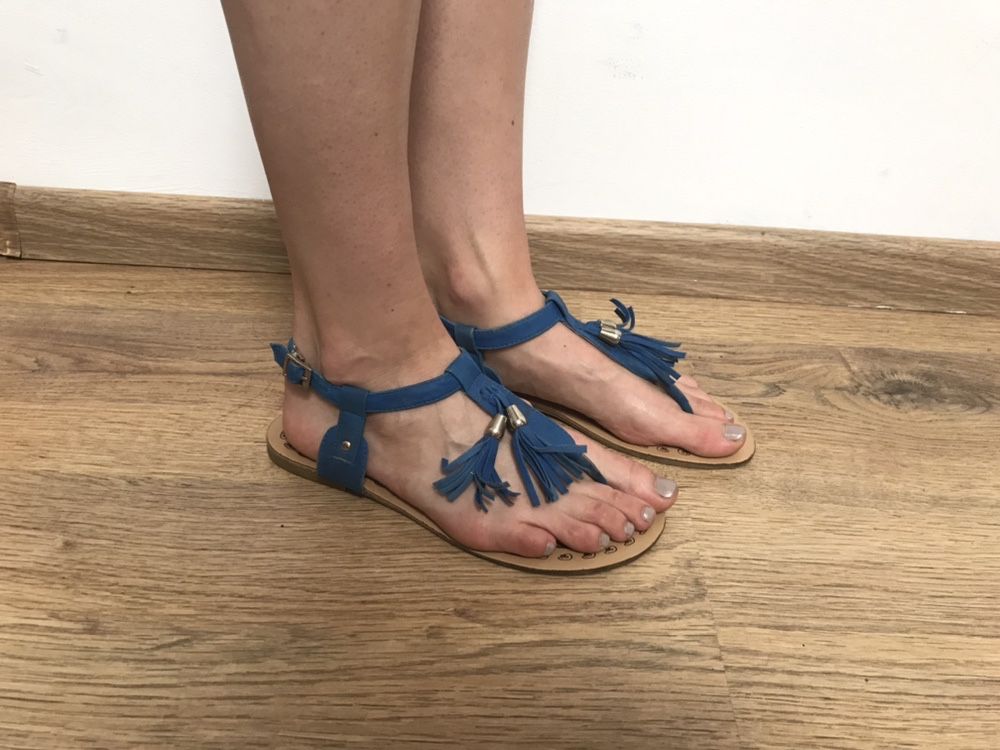 Niebieskie sandały japonki z frędzlami chwostami  38