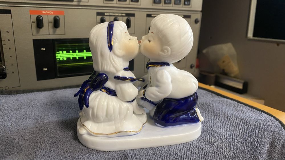 Статуэтка дети целуются. Фарфор.