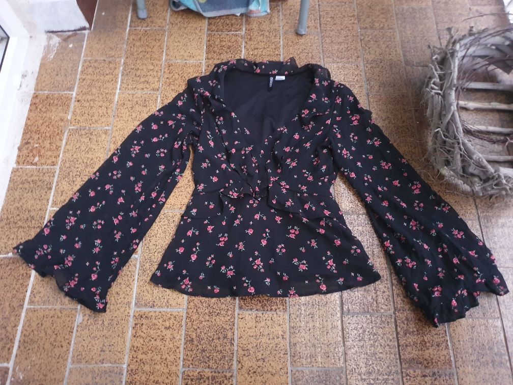 Bluzka mgiełka w kwiaty z rozszerzanymi rękawami pastel goth