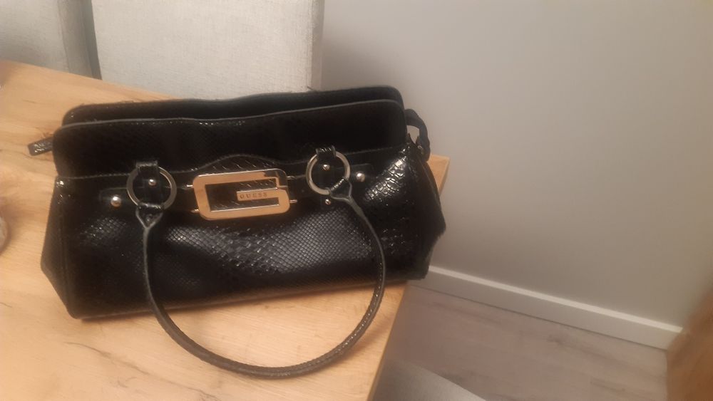 Torebka Gues, używana, czarna lakierowana
