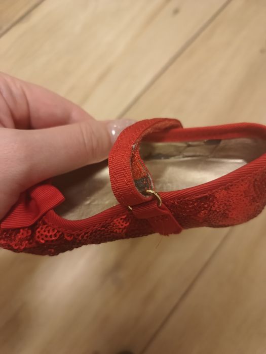 Dziewczęce niemowlęce czerwone buciki do sukienki z kokardkami Primark