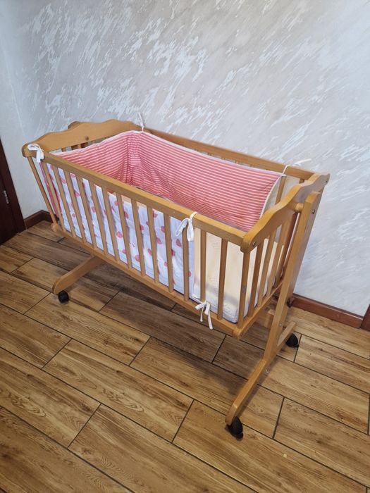 Kołyska drewniana z materacem i ochraniaczem