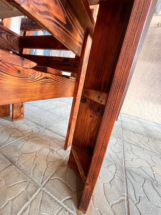 Деревʼяний стіл  зі стільцями