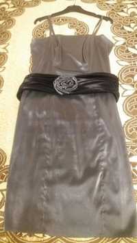 Sukienka na wesele szara srebrna z czarnym pasem.