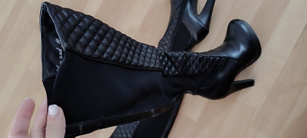 Botas pretas acima do joelho de salto alto. Tamanho 36. Usadas