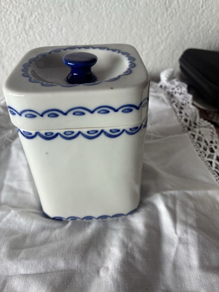 Peça de loiça de Viana do Castelo pintada a mão